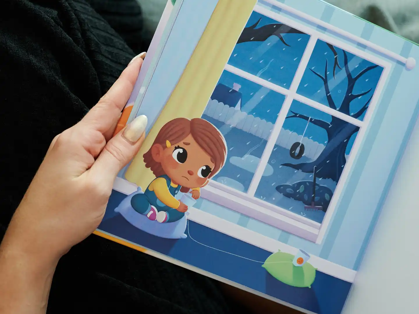 Ce livre sur la mort explique le cycle de la vie avec les saisons. Un enfant comprend le départ d'un proche avec le départ d'un doudou.